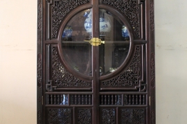 Tủ Sách Huế - Có thể bày cổ vật gốm sứ rất cổ kính .