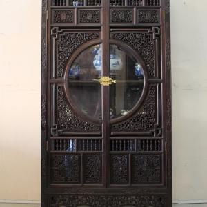 Tủ Sách Huế - Có thể bày cổ vật gốm sứ rất cổ kính .