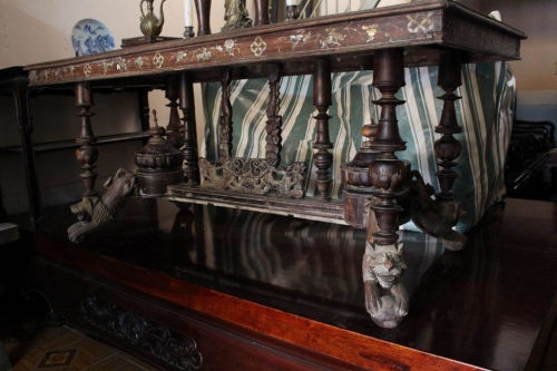 Bàn sư tử gỗ trắc 