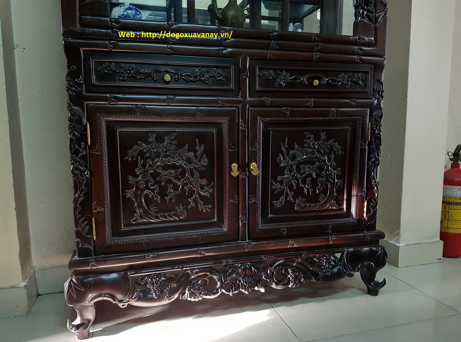 tủ gỗ cẩm bày đồ
